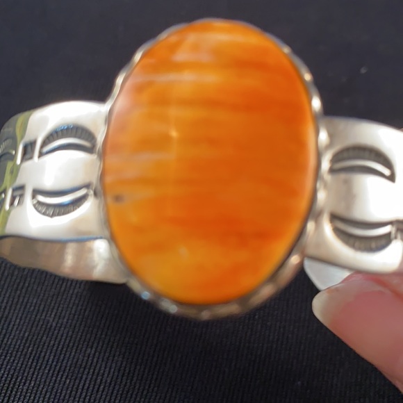 Navajo made sterling silver spinal oyster bracelet - Picture 2 of 5